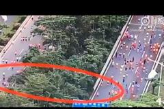 Έτρεχαν ημιμαραθώνιο και είπαν να...κόψουν δρόμο!