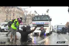 Τι ζητούν τα «κίτρινα γιλέκα» που υποστηρίζονται από το 80% των Γάλλων - (Σκληρό βίντεο από τα επεισόδια)