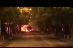 Συγκλονιστικό βίντεο: Με «βροχή» από μολότοφ πήγαν να κάψουν την «αύρα» της Αστυνομίας!