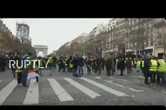 «Κίτρινα γιλέκα»: Βίαιες συγκρούσεις στο Παρίσι με περισσότερους από 100 τραυματίες