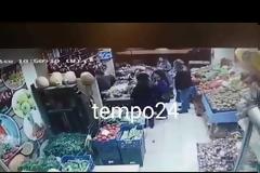 Πάτρα: Η στιγμή που αυτοκίνητο εισβάλει σε μανάβικο (ΒΙΝΤΕΟ)