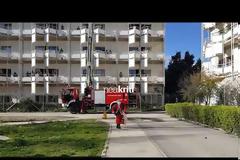 ΠΑΓΝΗ: Θεαματικές «βουτιές» από 22 μέτρα έκαναν Αη Βασίληδες για τα παιδιά της Ογκολογικής