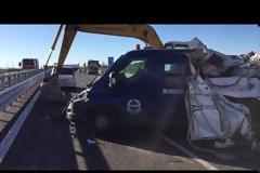 Ιταλία: Με μπουλντόζες άνοιξαν τεθωρακισμένο βανάκι που μετέφερε συντάξεις - Εκλεψαν 2 εκατ. ευρώ (βίντεο)