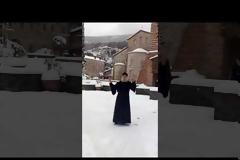 11484 - Όμορφο βίντεο από τη σημερινή χιονόπτωση στην πρωτεύουσα του Αγίου Όρους, τις Καρυές