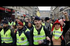 Ένταση ξανά στο Παρίσι στην «όγδοη πράξη» των «κίτρινων γιλέκων»