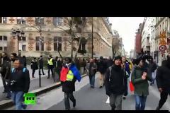 Τα Κίτρινα γιλέκα της Γαλλίας κατεβαίνουν στους δρόμους για ένατο Σάββατο κινητοποιήσεων