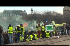 Συγκρούσεις στο Παρίσι στην 10η κινητοποίηση των Κίτρινων Γιλέκων