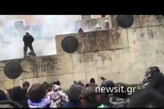 Ένταση και δακρυγόνα στο Σύνταγμα (ΦΩΤΟ+VIDEO)