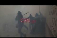 ΒΙΝΤΕΟ: Ξυλοδαρμός αστυνομικού στο συλλαλητήριο για τη Μακεδονία