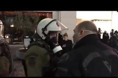 Βίντεο από τη στιγμή της βίαιης σύλληψης του λυράρη Γοντικάκη από τα ΜΑΤ όταν έβρισαν τη γυναίκα του