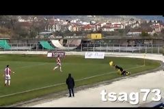 Έκανε τάκλιν στον...επόπτη!