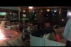 ΤΩΡΑ ΣΤΟ ΣΟΛΩΝΑ: Το πιο ζεστό στέκι της ΒΟΝΙΤΣΑΣ για καφέ και ποτό δίπλα στο τζάκι!