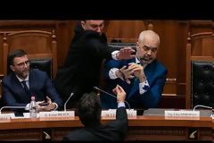 Αλβανία: Πέταξαν μελάνι στον Ράμα μέσα στη Βουλή