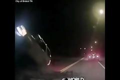 ΗΠΑ: Καρέ - καρέ η τρελή πορεία αυτοκινήτου που κατέληξε πάνω σε περιπολικό (ΒΙΝΤΕΟ)