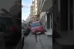 Τρελό τροχαίο στη Θεσσαλονίκη – Χτύπησε 2 ΙΧ και «μπήκε» σε μαγαζί! (VIDEO)