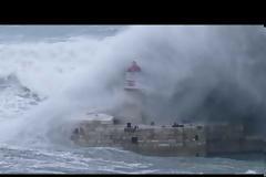 Βίντεο: Γιγάντιο κύμα «κατάπιε» φάρο στη Μάλτα