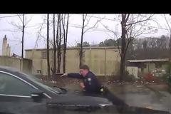 Αστυνομικός «γαζώνει» εξ επαφής με 14 σφαίρες οδηγό που προσπαθεί να τον πατήσει με το αυτοκίνητο