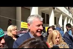 O Πολάκης με ντουντούκα στη συγκέντρωση της ΠΟΕΔΗΝ στο Υπ. Υγείας