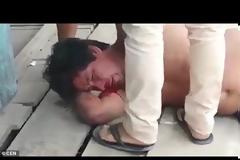 ΒΙΝΤΕΟ - Καρεκλιές από απατημένη στον σύζυγο που τον έκανε τσακωτό να πίνει με τρεις γυναίκες