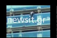 Βίντεο σοκ! Προσπάθησε να πέσει από τα γραφεία του ΕΦΚΑ