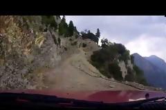 Αυτός είναι ο πιο επικίνδυνος δρόμος στην Ελλάδα ...και 10ος πιο επικίνδυνος στον πλανήτη! (video+pics)