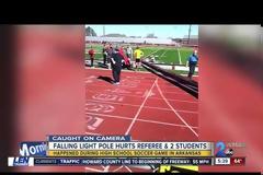 Έπεσε πυλώνας φωτισμού και καταπλάκωσε τους διαιτητές