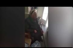 Οργή με τα βίντεο της σύλληψης της 90χρονης που πουλούσε τερλίκια -Αστυνομικός της έβαλε τις φωνές