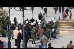 ΒΙΝΤΕΟ - Μαθητική παρέλαση με προσαγωγές διαδηλωτών κατά της Συμφωνίας των Πρεσπών