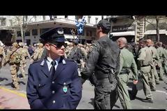 Oι ειδικές δυνάμεις του Λιμενικού τραγούδησαν το «Μακεδονία ξακουστή» στην παρέλαση (video)