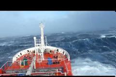 Δείτε το εσωτερικό ενός μεγάλου πλοίου να παραμορφώνεται από ισχυρή θαλασσοταραχή (ΒΙΝΤΕΟ)!!!