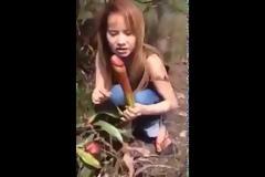 Κινέζες… παίζουν με το φυτό… πέος – Δεν θα πιστεύετε την ομοιότητα (βίντεο)
