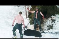 Πατέρας και γιός σκότωσαν αρκούδα και αρκουδάκια σε χειμερία νάρκη και το πανηγύρισαν