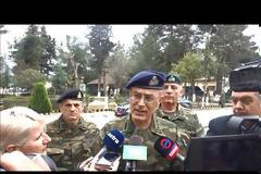 Μαζί με τους συμμαθητές του!