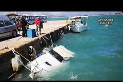 Βίντεο: Οι θυελλώδεις άνεμοι βούλιαξαν σκάφος στο λιμάνι του Ναυπλίου