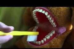 Απλές οδηγίες για το σωστό βούρτσισμα των παιδικών δοντιών [vid]