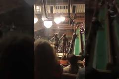 Γυμνή διαμαρτυρία στο βρετανικό κοινοβούλιο...