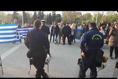 Αποδοκιμασίες πολιτών σε Βούτση...