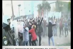 Πρόσφυγες πετούν μικρό κοριτσάκι στα ΜΑΤ...