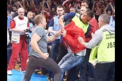 Τον πλάκωσε στο ξύλο επειδή...κάθισε στη θέση του