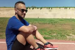 Ο αιμοκαθαιρόμενος αθλητής που στέλνει μήνυμα ζωής μέσα από τους αγώνες δρόμου