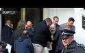Συνελήφθη ο Ασάνζ στη Βρετανία - Τον έβγαλαν σηκωτό από την πρεσβεία του Ισημερινού!