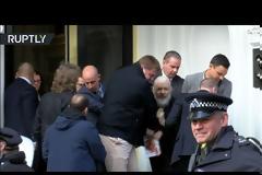 Συνελήφθη ο Ασάνζ στη Βρετανία - Τον έβγαλαν σηκωτό από την πρεσβεία του Ισημερινού!