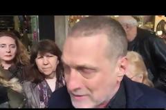 Εξάρχεια: Κουκουλοφόροι διέλυσαν τη συγκέντρωση των κατοίκων - Τραυματίας αστυνομικός το βράδυ στα Εξάρχεια [Βίντεο]