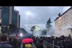 Αγριεύει το σκηνικό πολέμου στα Τίρανα...