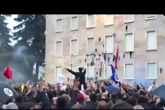 Αγριεύει το σκηνικό πολέμου στα Τίρανα...