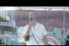 Τραγούδησε συνεχόμενα για 106 ώρες… αλλά έχασε το ρεκόρ