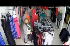 Αποκαλυπτικό βίντεο: «Μαδάνε» κατάστημα με ρούχα μπροστά στα μάτια του ιδιοκτήτη