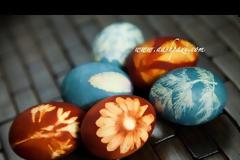 Πώς θα βάψεις τα αυγά του Πάσχα με κρεμμύδι και κόκκινο λάχανο (video)