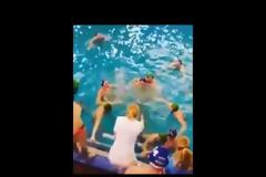 Προπονητής πόλο πήδηξε σαν...καρατέκα στη πισίνα!