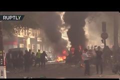 ΓΑΛΛΙΑ: ΣΟΒΑΡΑ ΕΠΕΙΣΟΔΙΑ ΑΝΑΜΕΣΑ ΣΤΗΝ ΑΣΤΥΝΟΜΙΑ ΚΑΙ ΤΑ ΚΙΤΡΙΝΑ ΓΙΛΕΚΑ, ΤΡΑΥΜΑΤΙΣΤΗΚΕ ΔΙΑΔΗΛΩΤΗΣ